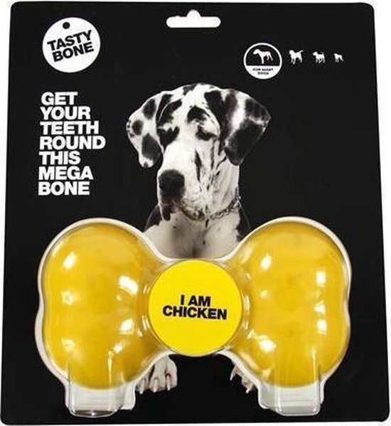 Groot geel hondenkluif met twee uitstulpingen, verpakt met een afbeelding van een Deense dog. Tekst "GET YOUR TEETH ROUND THIS MEGA BONE" en "I AM CHICKEN".