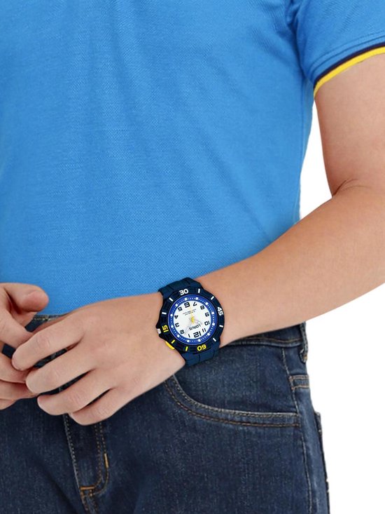 Arm met een blauw Lorus horloge met witte en gele details, blauwe band, gedragen onder een blauw poloshirt.