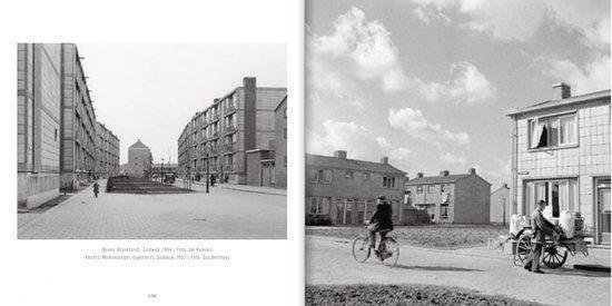 Straatbeeld met woningen, een man op een fiets en een man met een kar.