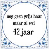 Verjaardag Tegeltje met Spreuk (42 jaar: Nog geen grijs haar, maar al wel 42 jaar + cadeau verpakking & plakhanger