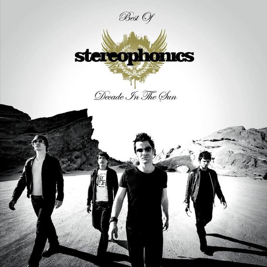 Band van vier mannen die in de woestijn lopen. Bovenaan staat 'Best of stereophonics Decade In The Sun'.