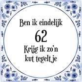 Verjaardag Tegeltje met Spreuk (62 jaar: Ben ik eindelijk 62 krijg ik zo'n kut tegeltje + cadeau verpakking & plakhanger