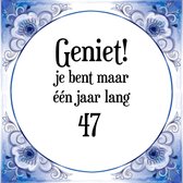 Verjaardag Tegeltje met Spreuk (47 jaar: Geniet! je bent maar één jaar 47! + cadeau verpakking & plakhanger