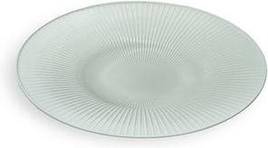 Een lichtgroene, glazen serveerschaal met een geribbeld patroon dat vanuit het midden naar buiten straalt.