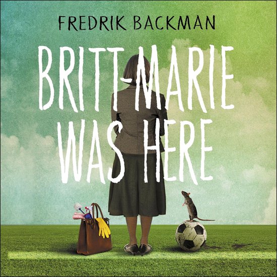 Une femme en tailleur gris, dos au spectateur, avec un sac d'articles de nettoyage et un ballon de football avec une souris à côté. Livre "Britt-Marie Was Here" de Fredrik Backman.