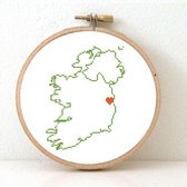 Ireland borduurpakket  - geprint telpatroon om een kaart van Ierland te borduren met een hart voor Dublin  - geschikt voor een beginner