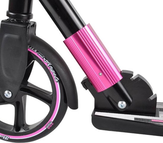 Gedetailleerde opname van de voorwielophanging van een zwarte step met roze aluminium delen.