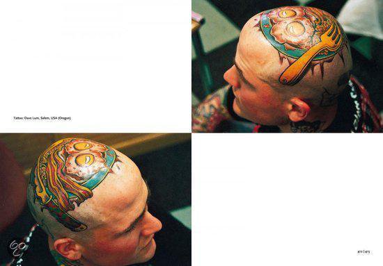 Hoofd getatoeëerd met een afbeelding van eieren met spek en een vork. Vanuit verschillende hoeken gefotografeerd.