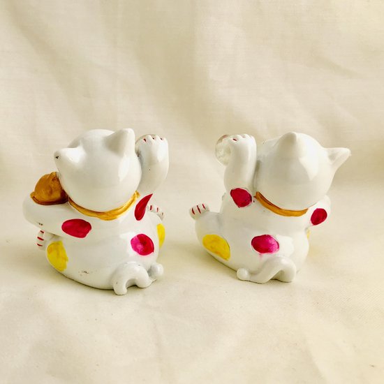 Geluksbrenger Japanse Gelukskat-Het Geluks Katje maneki Neko. Set Van 2 Stuks 6x6x4 5cm Resin Handgeschilderde Roze Kleur Katten