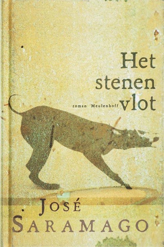 Boek 'Het stenen vlot' van José Saramago, met op de omslag een silhouet van een hond op een gele, verweerde achtergrond.