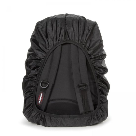 Achterkant van een zwarte Eastpak regenhoes voor een rugzak met schouderbanden.