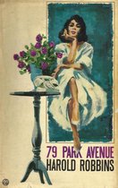Vrouw in witte jurk met roze bloemen en telefoon.