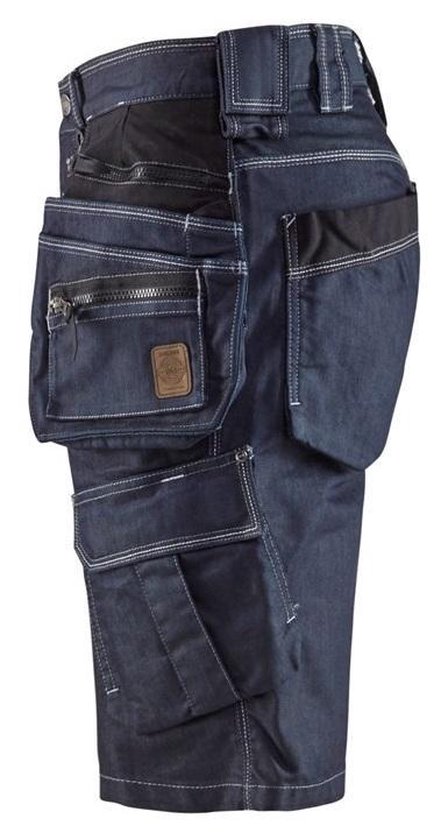 Zijkant van een donkerblauwe werkshort met vele zakken en witte stiksels. Een bruin logo is zichtbaar op een zak.
