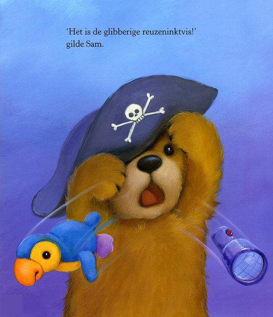 Een teddybeer met piratenhoed en blauwe walvis, verrast door een zaklamp.