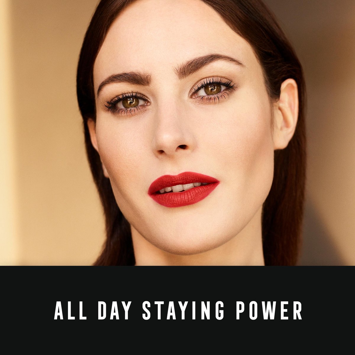 Max Factor Lipfinity Velvet Matte lipstick in een perzikkleurige tint.