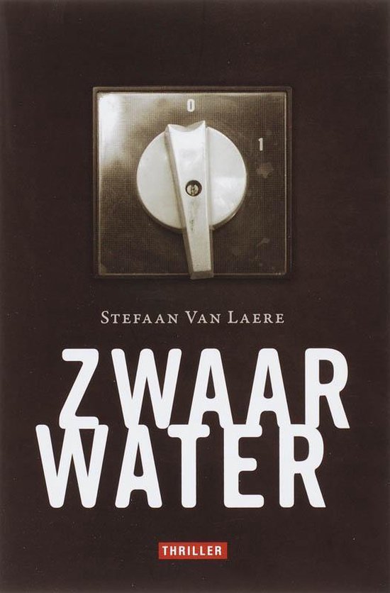 Boek "Zwaar Water" met een schakelaar met 0 en 1 erop. Titel van Stefaan Van Laere.