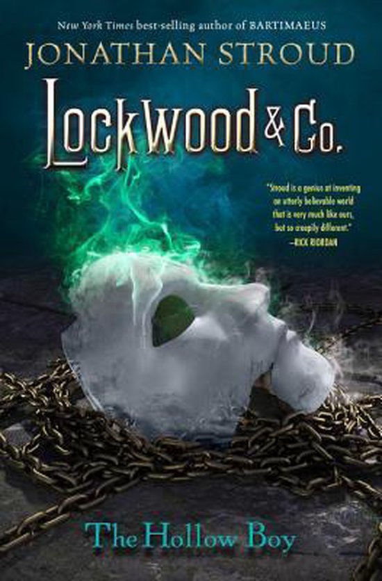 Boekomslag "Lockwood & Co. The Hollow Boy" met een wit masker, kettingen en groene gloed.