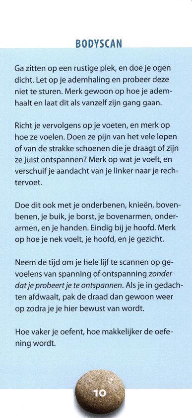 Stapel van vier ronde, platte stenen, met nummer 10 op de onderste steen.