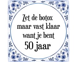 Verjaardag Tegeltje met Spreuk (50 jaar: Zet de botox maar vast klaar, want je bent 50 jaar + cadeau verpakking & plakhanger
