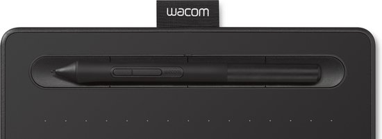 Zwarte Wacom tekentablet met pen in het houder-slot, Wacom-label bovenaan.