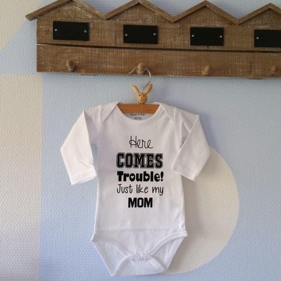 Baby Romper met tekst Here comes trouble Just like my Mom ( mama ) | Lange mouw | wit zwart | maat 50/56 | cadeau voor mama - kraamcadeau moeder -...