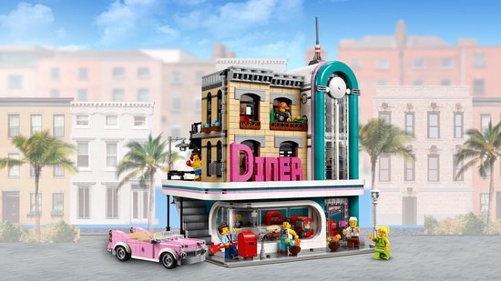 LEGO Creator Expert Downtown Diner 10260 met roze auto, diner met "DINER"-letters en figuren.