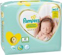 Pampers Premium Protection maat 0, 24 luiers. Baby slaapt in handen. Hartjesmotief op verpakking.