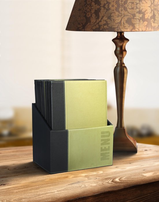 Groene menukaarthouder met zwarte zijkanten op een houten tafel bij een lamp.
