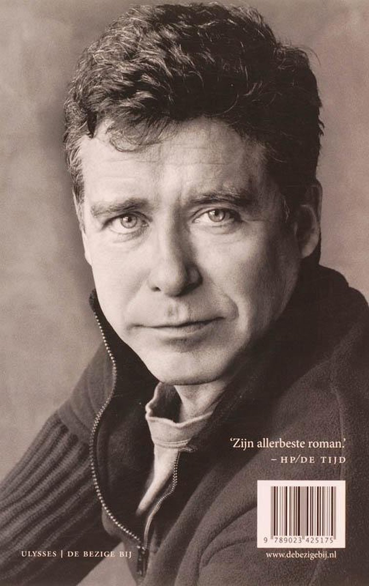 Close-up van een man met krullend haar, een rits en een trui. Tekst: 'Zijn allerbeste roman'.