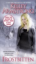 Boekomslag van 'Frostbitten' van Kelley Armstrong, met een blonde vrouw en een wolf in een besneeuwd landschap.