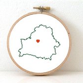 Wit rusland borduurpakket  - geprint telpatroon voor het borduren van een kaart van Belarus met een hart voor Minsk - borduren voor beginners