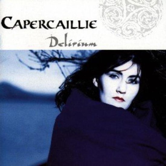 Albumhoes met de tekst 'CAPERCAILLIE Delirium'. Een vrouw met donker haar kijkt intens naar de camera, omhuld door een donkerblauwe stof.