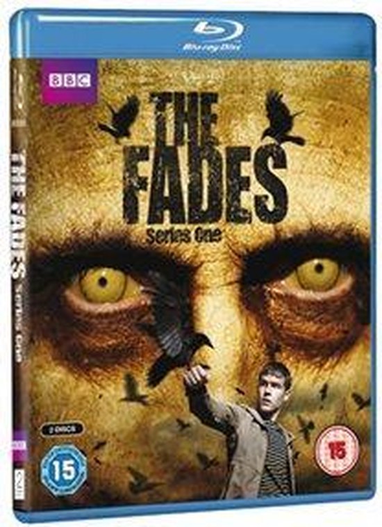La couverture Blu-ray de The Fades, Saison Un, avec un visage effrayant aux yeux jaunes et des corbeaux.