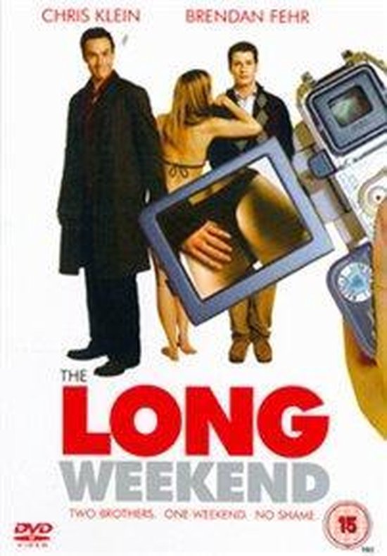 Poster met de titel 'The Long Weekend' waarop drie personen te zien zijn. Twee mannen staan naast een vrouw in een bikini, met een camera die een vrouwelse billen in beeld brengt.