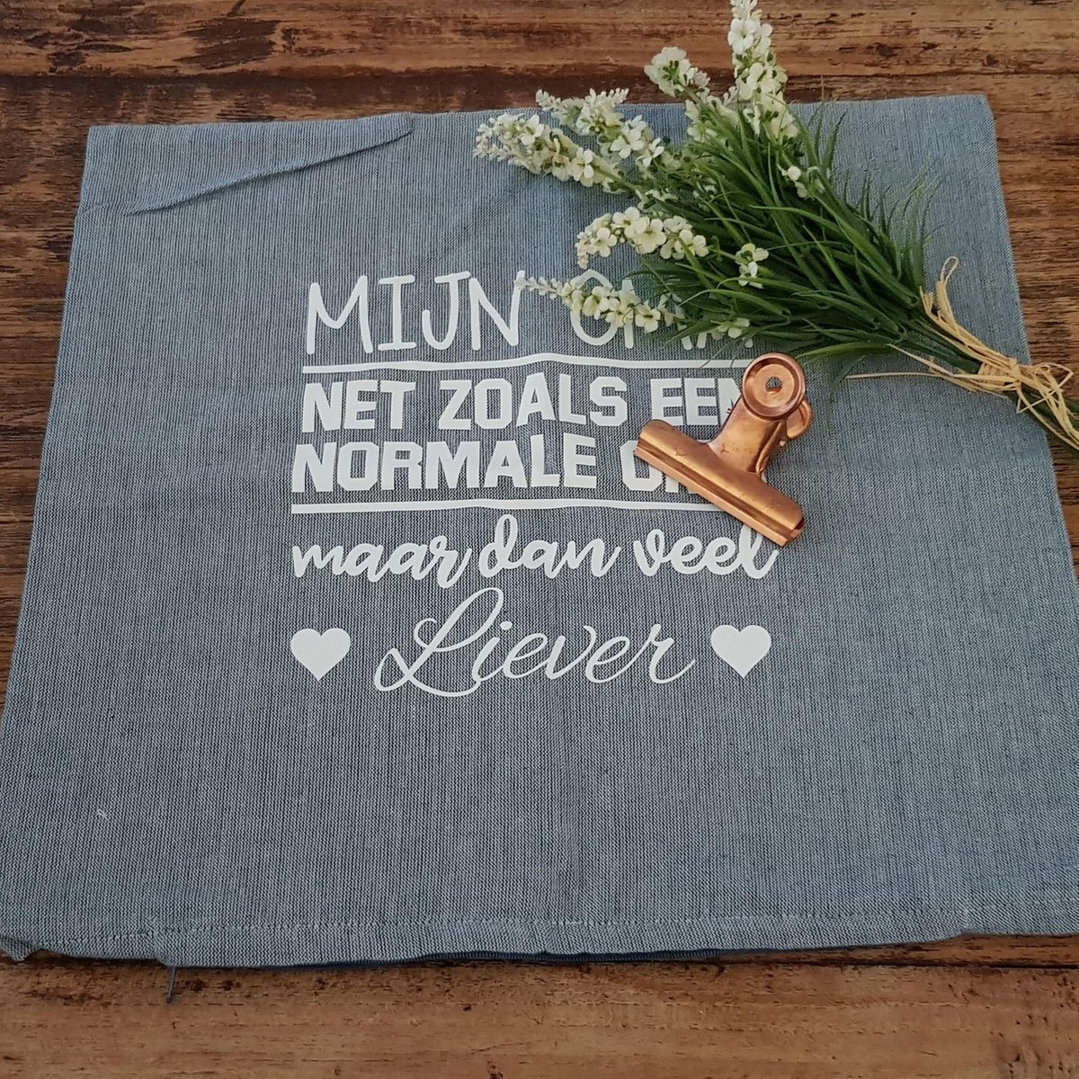 Kussen Kussenhoes met tekst bedrukt cadeau mama's plekje | mijn mama net zoals een normale mama maar dan veel liever | moederdag voor de liefste aanstaande geboorte baby zwangerschap aankondiging bekendmaking moeder ouders