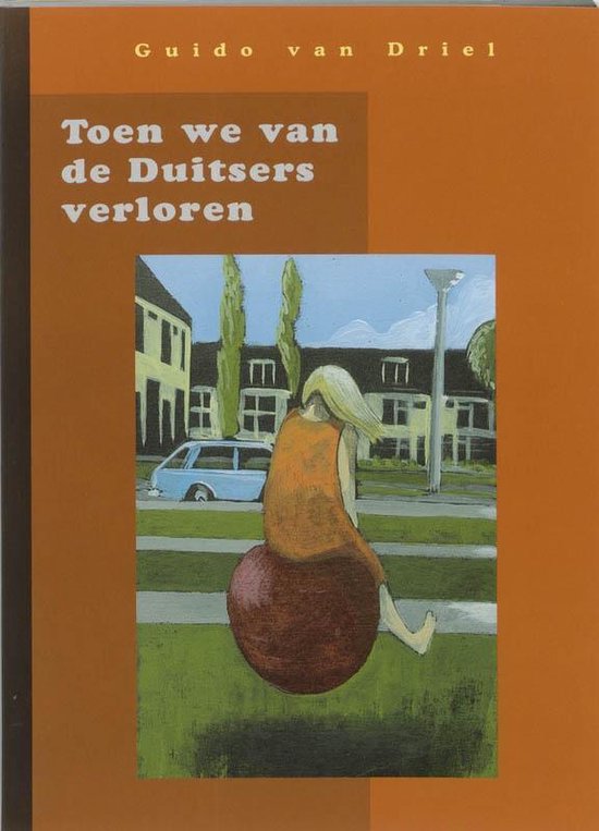 Boekcover met een meisje met blond haar in oranje jurk, zittend op een grote rode kers. Achtergrond met huisen en een auto.