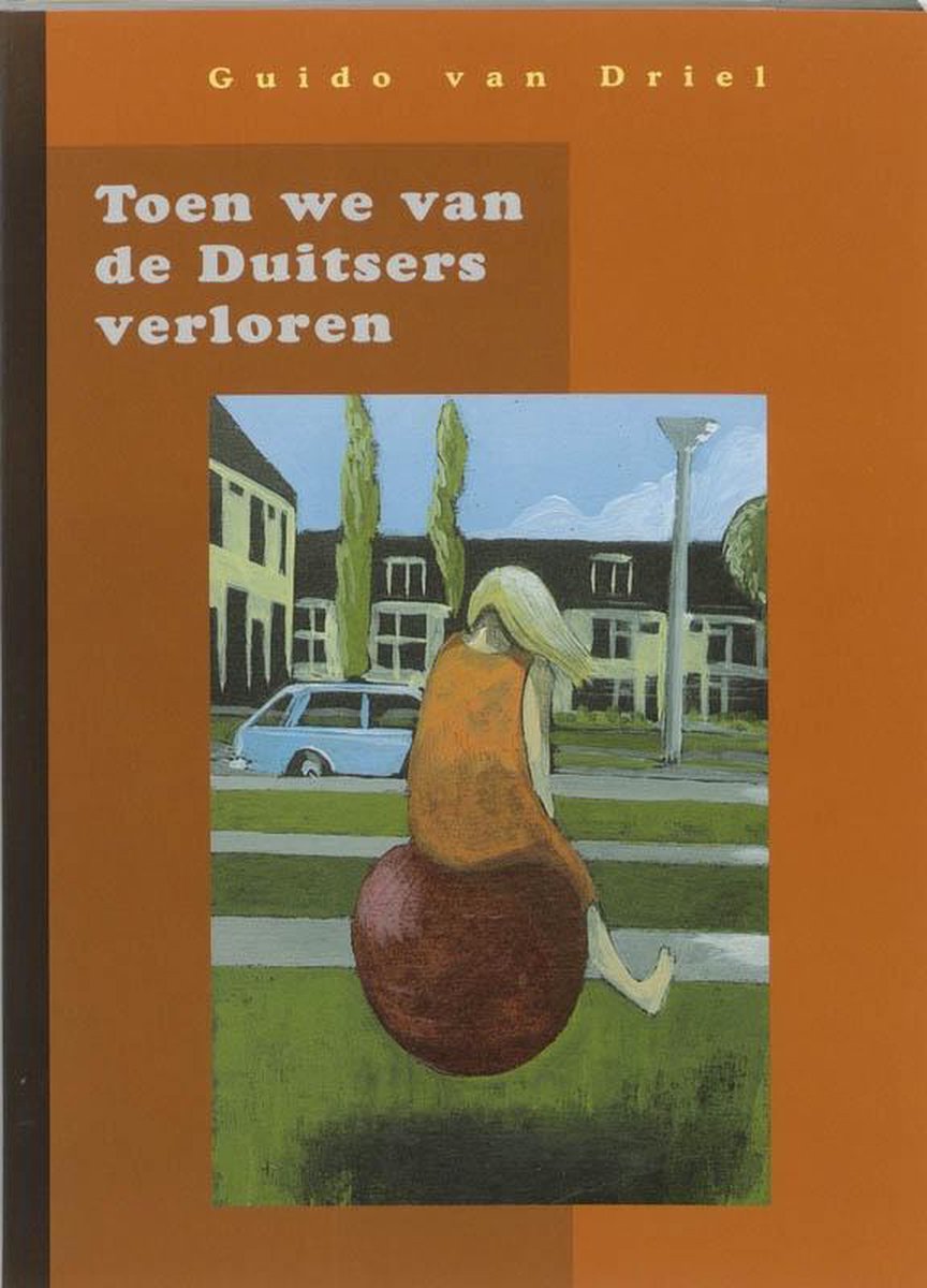 Boekcover met een meisje met blond haar in oranje jurk, zittend op een grote rode kers. Achtergrond met huisen en een auto.
