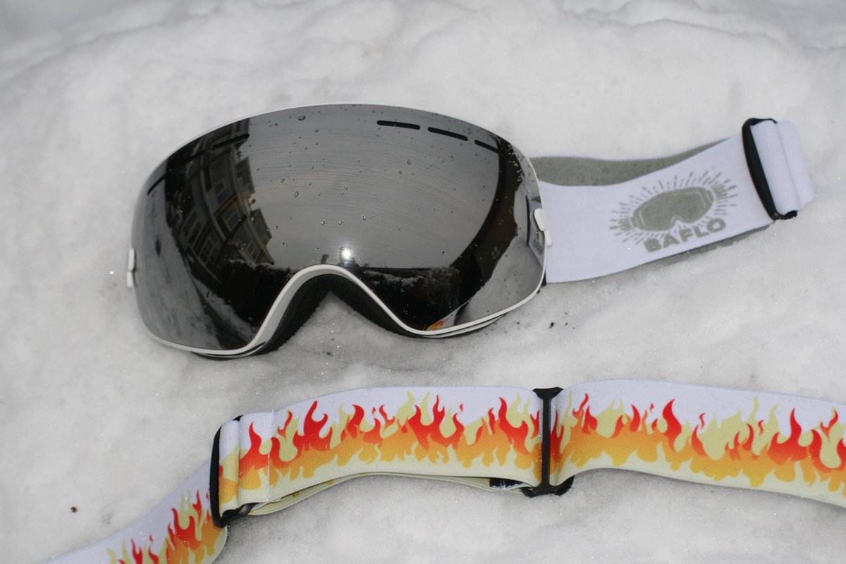 Combinatiepakket van witte Skibril met zilver spiegelglas, extra zelfontworpen flames band en een beschermdoos