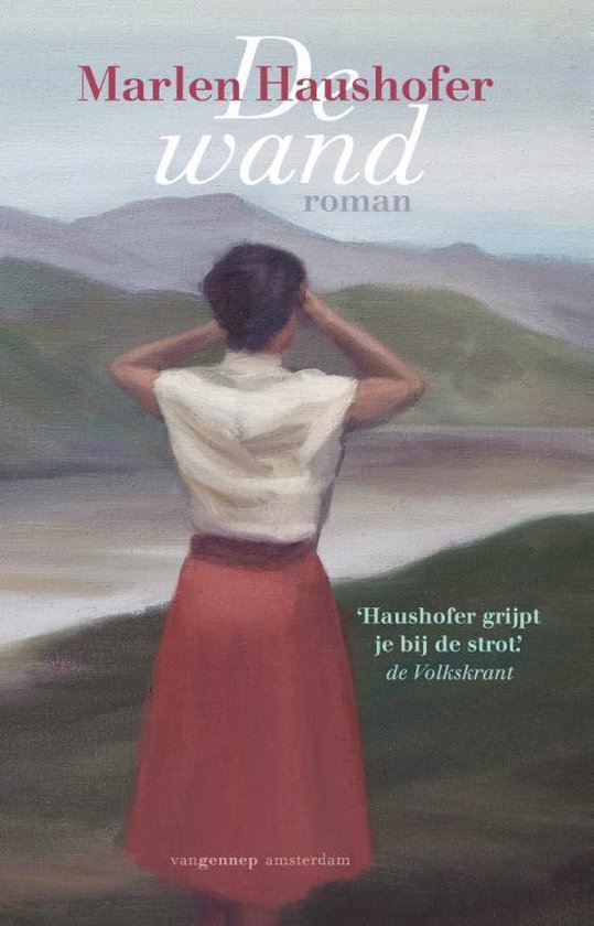 De kaft van het boek 'De wand'. Een vrouw met een rode rok en wit shirt kijkt naar een berglandschap.