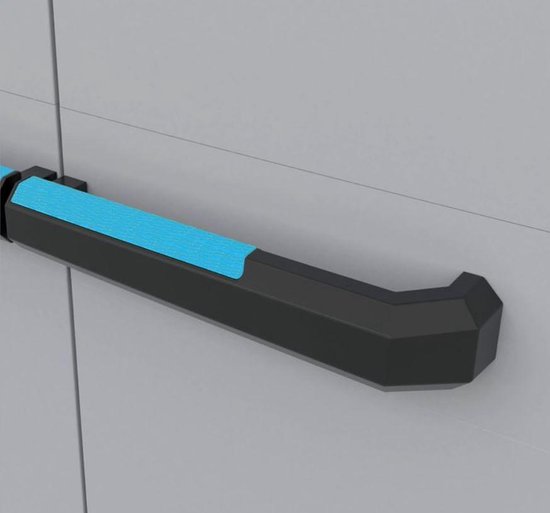 Detail van een zwarte handgreep met blauwe grip op een grijze kastdeur.