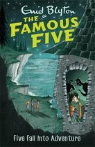 Boekcover van 'The Famous Five: Five Fall into Adventure' van Enid Blyton. Vier kinderen en een hond kijken naar een kasteel met spookverschijningen.