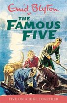 Boekcover van 'Five on a Hike Together' met vijf kinderen en een hond in een boot op het water.