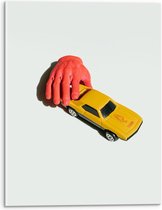 Acrylglas - Rode Hand op Gele Auto - 30x40cm Foto op Acrylglas (Met Ophangsysteem)