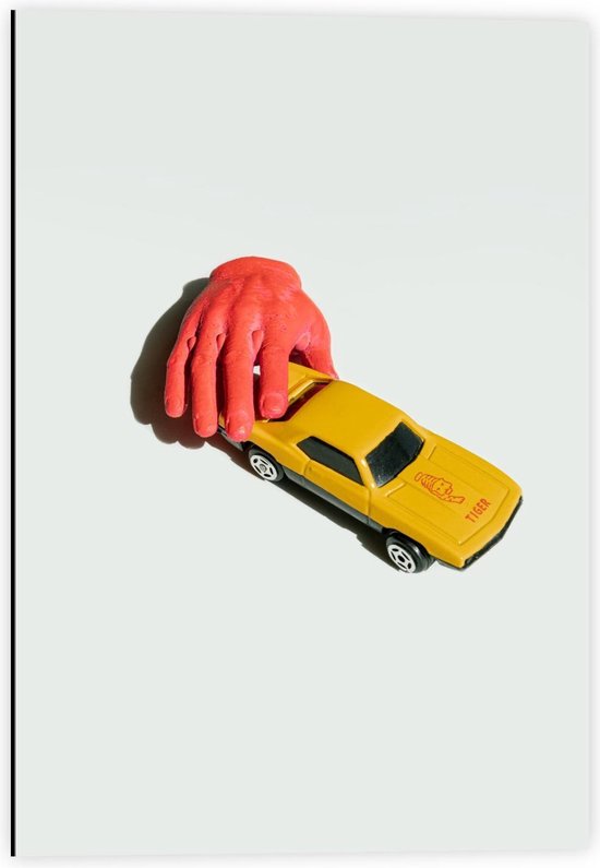 Dibond - Rode Hand op Gele Auto - 40x60cm Foto op Aluminium (Wanddecoratie van metaal)