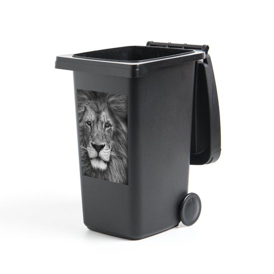 Container sticker Close-up Dieren in Zwart-Wit - Perzische leeuw op zwarte achtergrond in zwart-wit Klikosticker - 40x60 cm - kliko sticker - weerbestendige containersticker