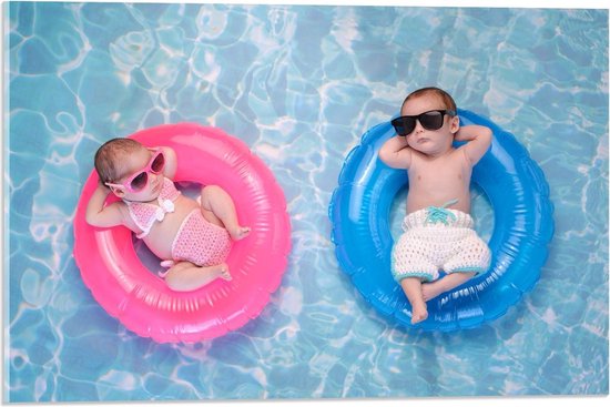 Acrylglas - Baby's in het Zwembad op Banden - 60x40cm Foto op Acrylglas (Met Ophangsysteem)