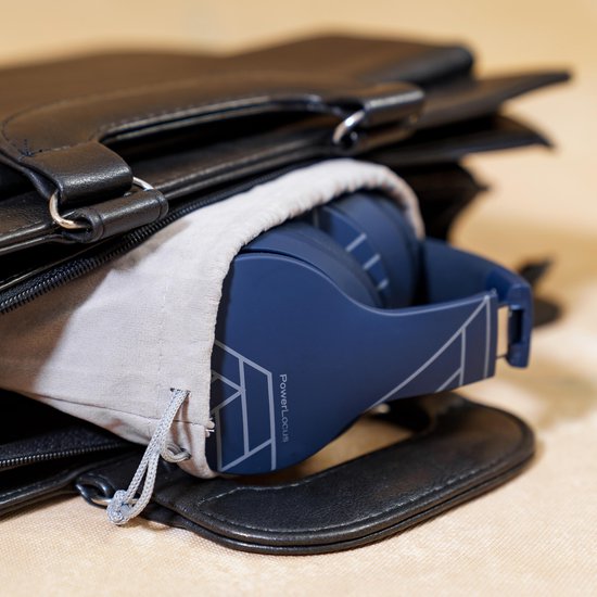 Donkerblauwe PowerLocus koptelefoon met geometrisch patroon, in een donkere tas met een stoffen opberghoes.