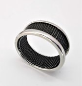 Edelstaal brede ring met zwart gaas in midden, beide zijkant iets hoog zilverkleur, door zwart in combinatie met zilver rand maakt deze ring een chique uitstraling. Maat 22.