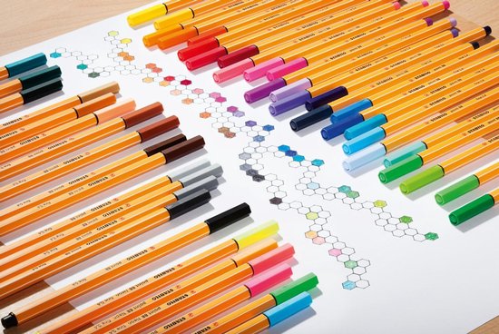 Veel STABILO point 88 pennen in diverse kleuren op een witte achtergrond.
