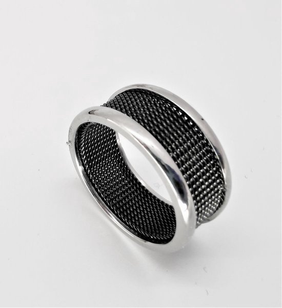 Edelstaal brede ring met zwart gaas in midden, beide zijkant iets hoog zilverkleur, door zwart in combinatie met zilver rand maakt deze ring een chique uitstraling. Maat 20.